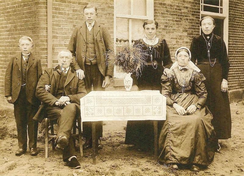 Familie Meinders-Bodde x 1899 (Mensman) Tilligte (Foto ca. 1920)