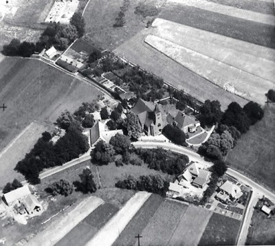 60 Luchtfoto Lattrop RK kerk en omgeving. Rechtsonder fietsenleuske van Veldhoes-Hein. (foto Jan Jonkers 1952)