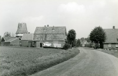 65 Dorppsstraat Lattrop met Oortmanmolen, winkel-woonhuis Oortman en boerderij Oortman rechts (anno 2012 opnieuw opgebouwd)