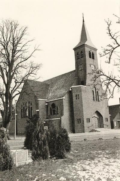 5 R.K.kerk te Lattrop, linker gevel Foto 1978