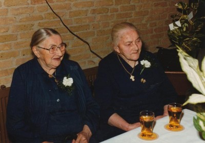 50 L Gezina Johanna (Kost-Sina) Damhuis-Keujer en haar zuster Johanna Geertruida Gezina (Trui) Goossink-Keujer Foto 1981