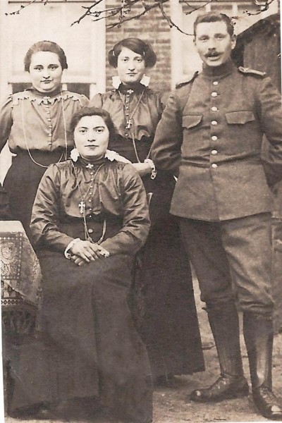 52 Gezusters Scholte-Lubberink (Lubberman) Lattrop (Vlnr Feem, Marie en Hanna) en onbekende soldaat Foto plm 1928