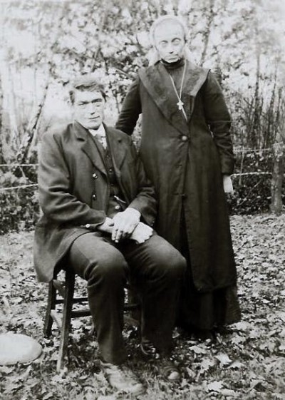 24 Hendrikus Tijhuis (1880-1949) geb Waterboer Beuningen en Johanna Maria Wolkotte (1880-1965) Lattrop (Langn Rieks en Rieks-zien-Mei op 'Wolkotten-snieder') bij Bonke