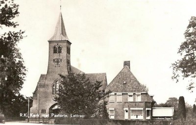 7 RK kerk Lattrop met Pastorie plm 1945