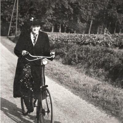 87 Trui Groeneveld-Leliefeld (Lutke Veldman) Breklenkamp op de fiets bij Warmes in Lattrop