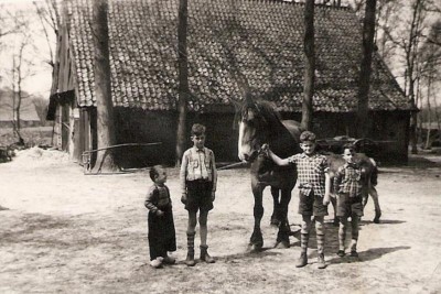 14 Vlnr Bennie Bodde, Frans, Henk en Bennie Huisken (Breklenkamp) bij oude Stokke (Bodde) in Lattrop