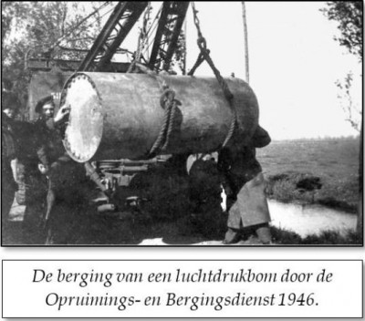 De berging van een luchtdrukbom door de Opruimings- en Bergingsdienst in de omgeving van Hei en Boecop, 1946.