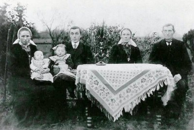 Echtpaar Aleida Maria Peters met Gerardus Scholten en Geertruida Morsink met Johannes Rekers (Egberts Jannes) Lattrop 1920