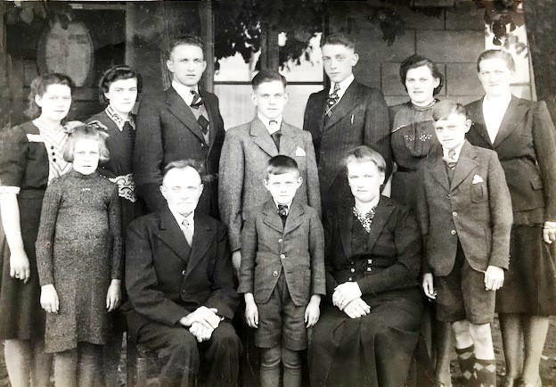 Familie Herman Rouwers en Marie Bossink in Klein Agelo 1940 (25-j huwelijk)