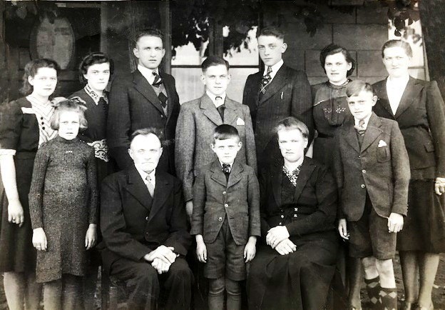 Familie Herman Rouwers en Marie Bossink in Klein Agelo ca. 1940