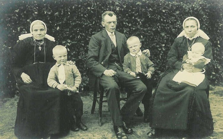 Familie Wigger-ten Brink op Wiggerskuper in Lattrop (Foto 1929)