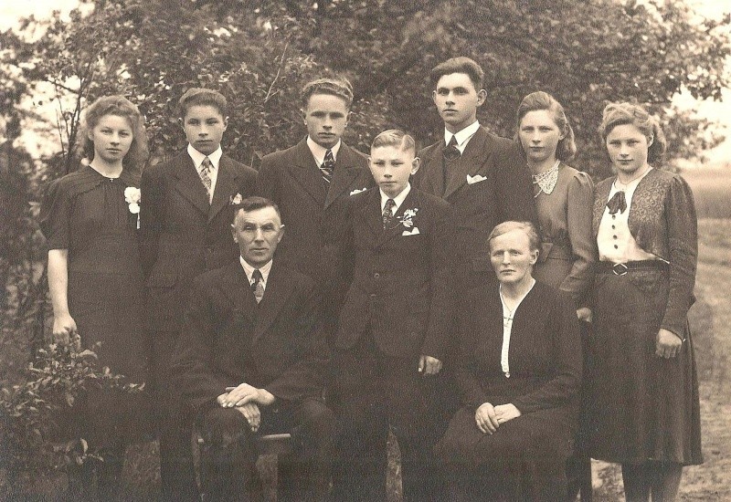 Familie Gerardus Scholten en Anna Louise Arens (Egbers) Lattrop 1947