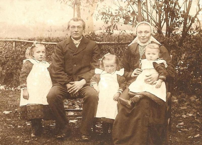 Familie Leeferink-Rekers (Waterkuper) Tilligte (Foto 1919)