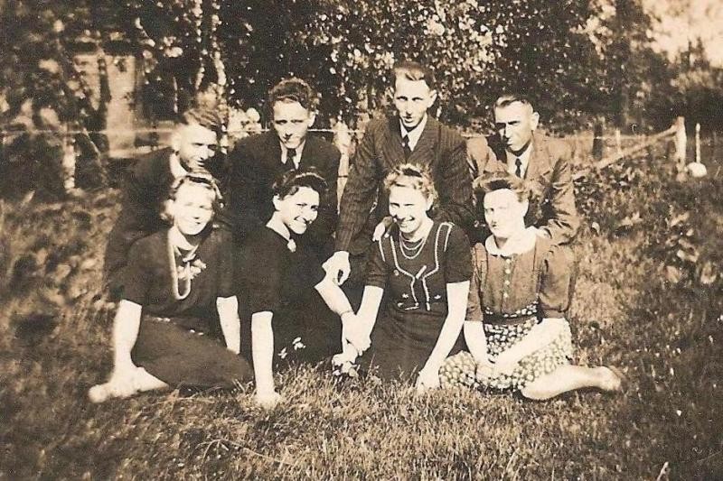 Foto familie Teders Lattrop Foto is in ieder geval gemaakt voor 1957