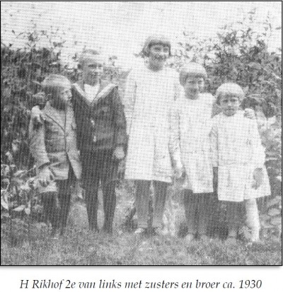 H Rikhof 2e van links met zusters en broer ca. 1930