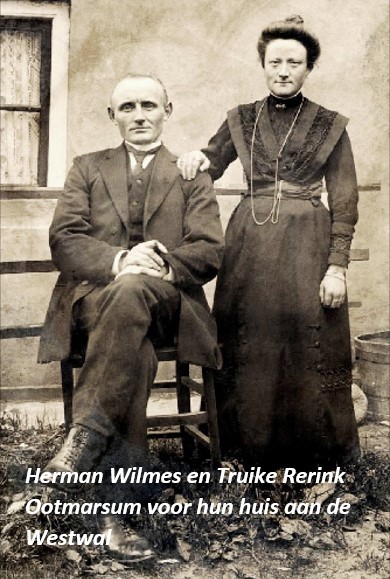 Herman Wilmes en Truike Rerink Ootmarsum voor hun huis aan de Westwal