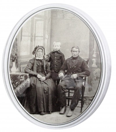 Jan Molendijk  en Aleida Bakker en zoon Harm Hendrik (op Brookman) Breklenkamp (Foto ca. 1888)