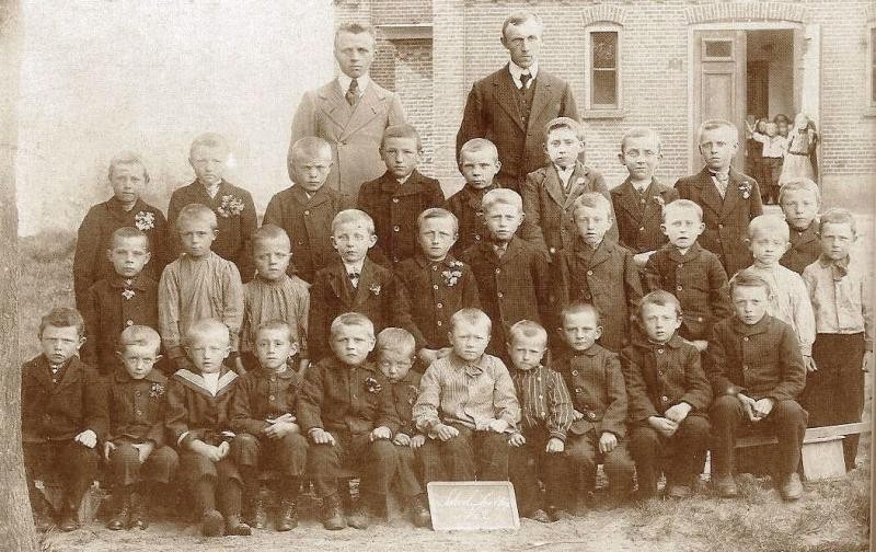 Schoolfoto Openbare Lagere school Lattrop 1917 jongens