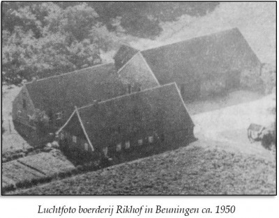 Luchtfoto boerderij Rikhof in Beuningen ca. 1950