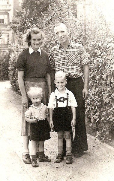 Walter Haberman Augustus 1953 (archief Lutke  Veldman Breklenkamp) met Nn en Hans Haberman